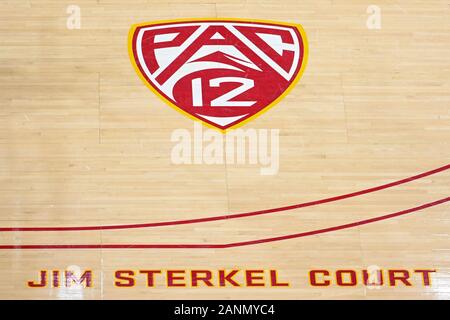 Detaillierte Ansicht der PAC-12 Conference Logo auf dem Jim Sterkel Gericht der Galen Center während einer NCAA College Basketball Spiel zwischen Southern California Trojans und Kalifornien goldenen Bären, Donnerstag, Januar 16, 2020, in Los Angeles. Die Trojaner besiegten die Bohnen, 88-56. (Foto von IOS/ESPA-Bilder) Stockfoto