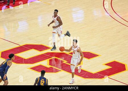 Southern California Trojans vorwärts Jesaja Mobley (15) und Forward Onyeka Okongwu (21) dribbeln, die der Hof während einer NCAA College Basketball Spiel gegen die Kalifornien goldenen Bären, Donnerstag, Januar 16, 2020, in Los Angeles. Die Trojaner besiegten die Bohnen, 88-56. (Foto von IOS/ESPA-Bilder) Stockfoto