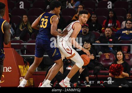 Southern California Trojans vorwärts Jesaja Mobley (15) den Ball dribbelt wie Kalifornien goldenen Bären freuen K. Thorpe (33) versucht, während eine NCAA College Basketball Spiel, Donnerstag, 31.01.16, 2020 in Los Angeles zu schützen. Die Trojaner besiegten die Bohnen, 88-56. (Foto von IOS/ESPA-Bilder) Stockfoto