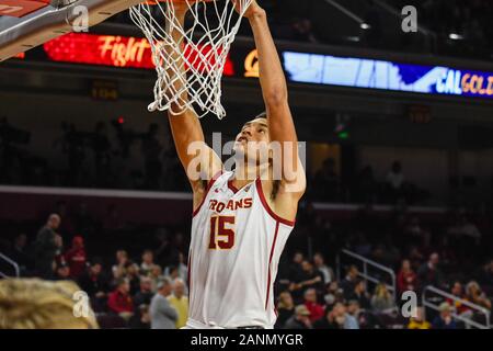 Southern California Trojans vorwärts Jesaja Mobley (15) taucht die Kugel während der Aufwärmphase vor der zweiten Hälfte einer NCAA College Basketball Spiel, Donnerstag, Januar 16, 2020, in Los Angeles. Die Trojaner besiegten die Bohnen, 88-56. (Foto von IOS/ESPA-Bilder) Stockfoto