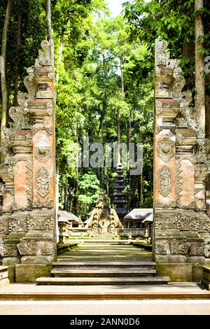 (Selektive Fokus) Atemberaubende Aussicht von einem Balinesischen Tor am Eingang des Sangeh Monkey Forest in Ubud, Bali, Indonesien. Stockfoto