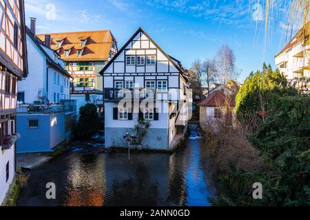 Deutschland, Baden-Württemberg, Ulm Altstadt, die so genannte schwäbische Venedig, ursprünglich fishermens und Gerber Viertel mit alten Rahmen Häuser neben Wasser des blau Fluss fließt. Stockfoto