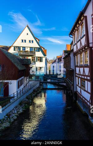 Deutschland, Baden-Württemberg, Ulm Altstadt Fachwerkhäuser neben Wasser des blau Fluss durch die Stadt fließt, die sogenannten schwäbischen Venedig, ursprünglich fishermens und Gerber qu Stockfoto