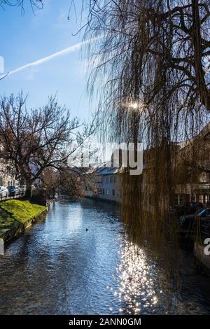 Deutschland, Baden-Württemberg, Ulm Altstadt, ursprünglich die fishermens und Gerber Viertel namens schwäbische Venedig mit alten Häusern neben Wasser des blau Fluss fließt durch Stockfoto