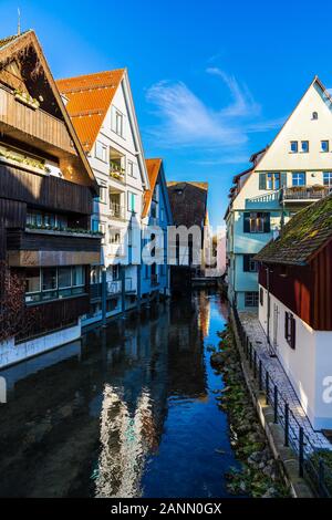 Ulm, GUlm, Deutschland, Dezember 29, 2019, alte Häuser gebaut neben Bach blau in Fishermens und Gerber Viertel namens schwäbische Venedig, besucht von m Stockfoto