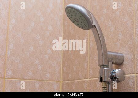 Regendusche im Bad Übergabe auf orange Fliese für Reinigung und Baden. Sanitär-, Hygiene- und Residence Konzepte. Stockfoto