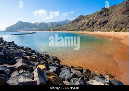 Playa de Las Teresitas ist der schönste Strand auf der Kanarischen Insel Teneriffa. Der weiße Sand aus der Sahara ausgeliefert. Stockfoto