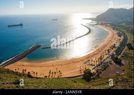 Playa de Las Teresitas ist der schönste Strand auf der Kanarischen Insel Teneriffa. Der weiße Sand aus der Sahara ausgeliefert. Stockfoto