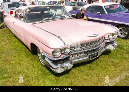 Rosafarbenes amerikanisches Oldtimer-Coupé de Ville aus dem Jahr 1959 auf der Oldtimer-Show Stockfoto