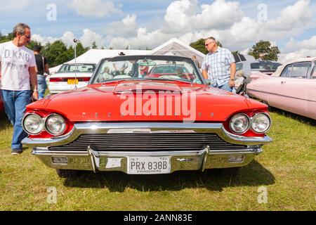 1964 Oldtimer-US-Ford Thunderbird bei Oldtimer Show Stockfoto