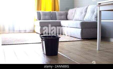 Wassertropfen undicht im Eimer von der Decke, beschädigte Dach, Haus Renovierung Stockfoto
