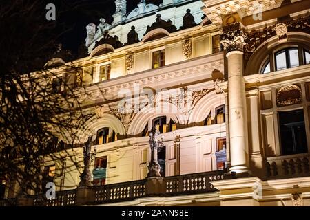 Seitenansicht des monumentalen, reichen, mit Skulpturen und Verzierungen dekorierten Bautheaters in der Krakauer Altstadt in Polen in der Abenddämmerung Stockfoto