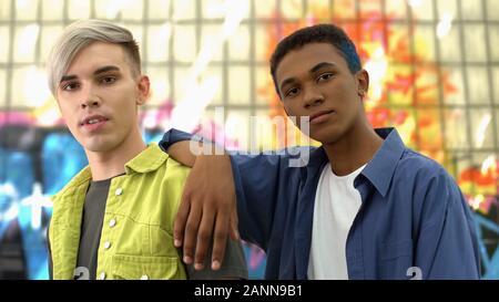 Zwei modischen Jugendliche suchen Kamera, urban fashion trends, Jugendliche Stockfoto