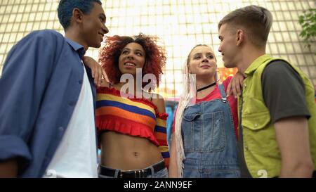 Multiethnische Gruppe junger Leute, die im Freien, Jugend Kommunikation, rest Stockfoto
