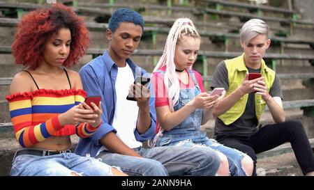 Studenten scrollen soziale Netzwerke Fotos von Smartphone, online-Kommunikation Stockfoto