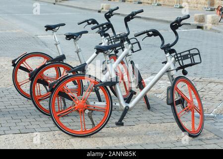 Orange City Bikes mieten auf der Straße Stockfoto