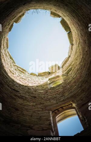 Blick durch den offenen Turm zum Himmel auf Lowther Castle in Penrith, Cumbria, England, Großbritannien (jetzt in ruiniertem Zustand) Stockfoto