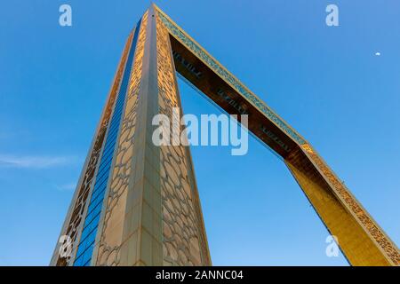 Zabeel Park, Dubai - am 4. Januar 2020: Die Unterseite des Dubai Frame auf einer klaren sonnigen Tag Stockfoto