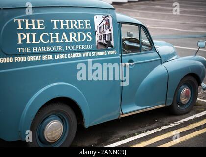 Oldtimer Werbung öffentliches Haus vom Parkplatz in Polperro, Cornwall, England, UK - Frühjahr 2017 Stockfoto