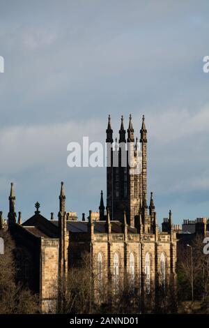 Blick auf alte gotische Kirche in der Nähe von Dean Dorf in der neuen Stadt Teil der Stadt Edinburgh, die Hauptstadt Schottlands, in sonnigen Wintertag Stockfoto