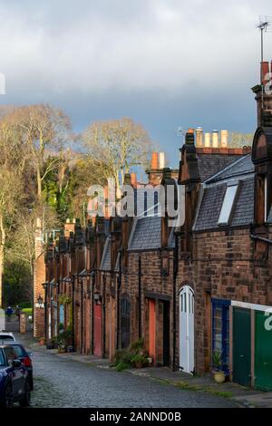 Blick auf alte Häuser im Dean Village und Leith Fluss in der New Town von Edinburgh City, der Hauptstadt von Schottland, im sonnigen Wintertag Stockfoto