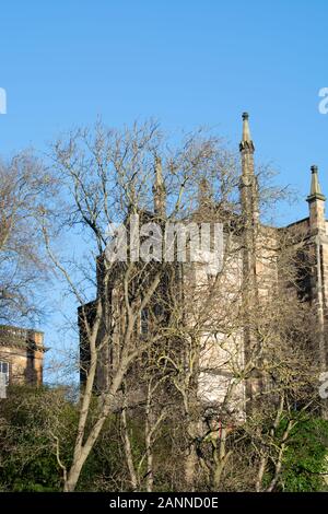Blick auf alte gotische Kirche in der Nähe von Dean Dorf in der neuen Stadt Teil der Stadt Edinburgh, die Hauptstadt Schottlands, in sonnigen Wintertag Stockfoto