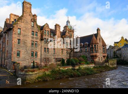 Blick auf alte Häuser im Dean Village und Leith Fluss in der New Town von Edinburgh City, der Hauptstadt von Schottland, im sonnigen Wintertag Stockfoto