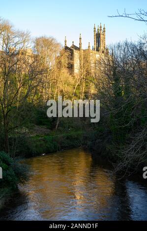 Blick auf alte gotische Kirche in der Nähe von Dean Dorf in der neuen Stadt Teil der Stadt Edinburgh, die Hauptstadt Schottlands, in sonnigen Wintertag Stockfoto