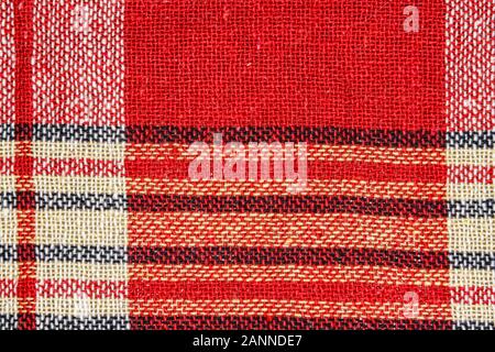 Textur von Leinen Stoff mit einem hellen roten Karomuster. Landhausstil. Stockfoto