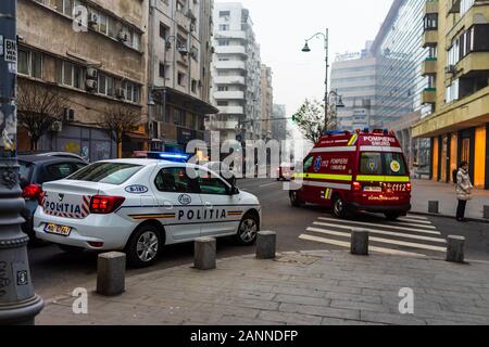 Polizei und SMURD Rettungswagen im Einsatz. Unfall auf der Victoriei (Calea Victoriei) Boulevard in Bukarest, Rumänien, 2020 Stockfoto