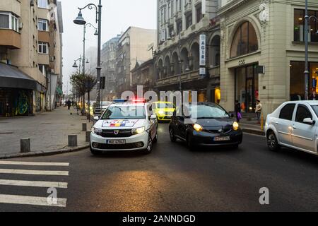 Polizei und SMURD Rettungswagen im Einsatz. Unfall auf der Victoriei (Calea Victoriei) Boulevard in Bukarest, Rumänien, 2020 Stockfoto