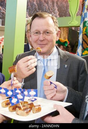 Berlin, Deutschland. 18 Jan, 2020. Bodo Ramelow (Die Linke), Ministerpräsident von Thüringen, schmeckt die Wurst 'Die Thüringer" auf der Grünen Woche. Quelle: Annette Riedl/dpa/Alamy leben Nachrichten Stockfoto