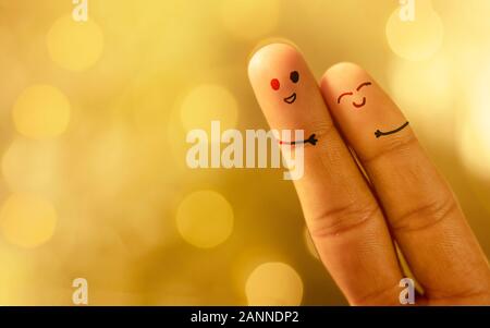 Valentines Day verlieben sich in das Konzept der glücklichen Paare, Gemalt mit lustigen Smiley-Fingern mit Kopierraum. Stockfoto