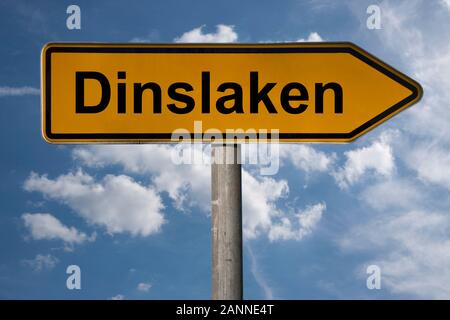 Detail Foto von einem Wegweiser mit der Aufschrift Dinslaken, Nordrhein-Westfalen, Deutschland, Europa Stockfoto