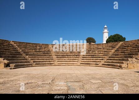 Der Blick auf den zentralen Platz (Agora) der alten Stadt von Nea Pafos mit Theater Odeun und Leuchtturm im Hintergrund. Paphos Archäologischen Park. Stockfoto