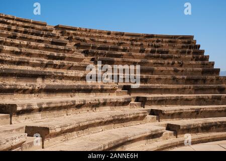 Die Ansicht von tiered Sitz des antiken Theaters Paphos Odeum. Paphos Archäologischen Park. Zypern Stockfoto