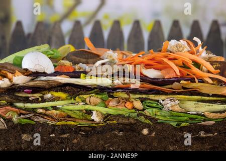 Earthwoms leben in einer bunten Komposthaufen bestehend aus verrottenden Küche Reste Stockfoto