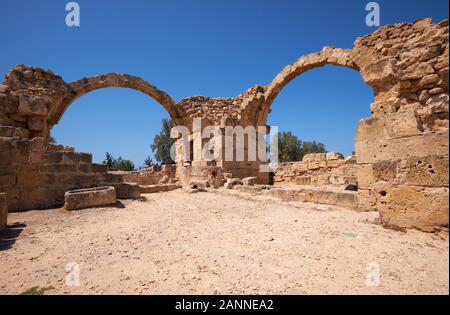 Die Bögen des Saranta Kolones Schloss - die mittelalterliche Festung erbaut auf dem Gelände eines früheren byzantinischen fort. Paphos Archäologischen Park. Zypern Stockfoto