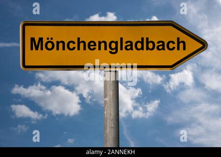 Detail Foto von einem Wegweiser mit der Aufschrift Mönchengladbach, Nordrhein-Westfalen, Deutschland, Europa Stockfoto