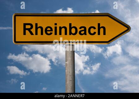 Detail Foto von einem Wegweiser mit der Aufschrift Rheinbach, Nordrhein-Westfalen, Deutschland, Europa Stockfoto