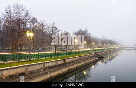 Lange Belichtung Foto von Fluss Dambovita und der Abend der Verkehr auf der Hauptstraße in der Innenstadt von Bukarest, Rumänien, 2020 Stockfoto