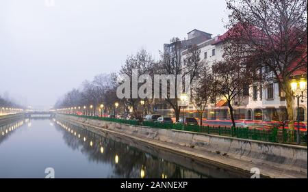 Lange Belichtung Foto von Fluss Dambovita und der Abend der Verkehr auf der Hauptstraße in der Innenstadt von Bukarest, Rumänien, 2020 Stockfoto