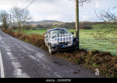 Castletownshend, West Cork, Irland, Januar 2020 18. Eine harte Nacht Frost erstellt Glatteises zu einem einzigen Unfall des Fahrzeugs auf der Straße zwischen Skibbereen und Castletownshend heute Morgen. Das Fahrzeug schleuderte auf Eis, verlassen Sie die Straße und Kollision mit einem telegraphenmast. Kredit aphperspective/Alamy leben Nachrichten Stockfoto