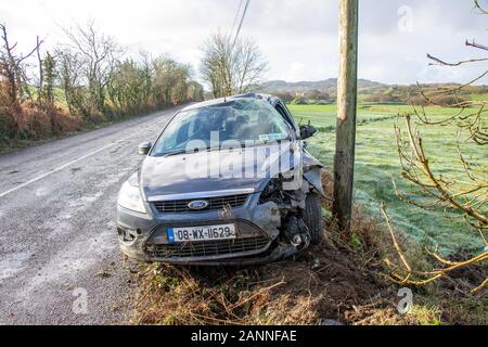 Castletownshend, West Cork, Irland, Januar 2020 18. Eine harte Nacht Frost erstellt Glatteises zu einem einzigen Unfall des Fahrzeugs auf der Straße zwischen Skibbereen und Castletownshend heute Morgen. Das Fahrzeug schleuderte auf Eis, verlassen Sie die Straße und Kollision mit einem telegraphenmast. Kredit aphperspective/Alamy leben Nachrichten Stockfoto