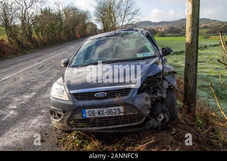 Castletownshend, West Cork, Irland, Januar 2020 18. Eine harte Nacht Frost erstellt Glatteises zu einem einzigen Unfall des Fahrzeugs auf der Straße zwischen Skibbereen und Castletownshend heute Morgen. Das Fahrzeug schleuderte auf Eis, verlassen Sie die Straße und Kollision mit einem telegraphenmast. Kredit aphperspective/Alamy leben Nachrichten Stockfoto