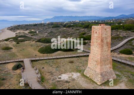 Alten Wachturm genannt torreladrones am Strand von Cabopino, Marbella Stockfoto