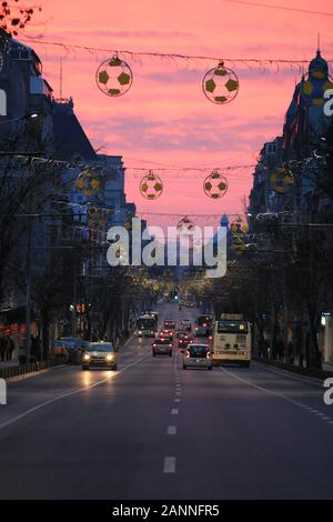 Sonnenuntergang und am Abend den Verkehr auf der Hauptstraße in der Innenstadt von Bukarest, Rumänien, 2020 Stockfoto