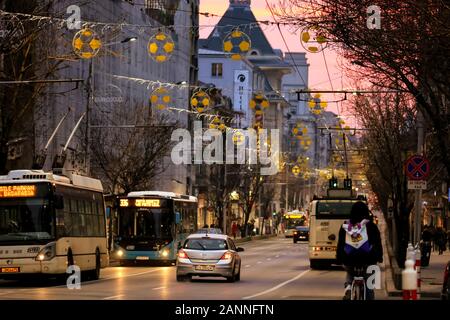 Sonnenuntergang und am Abend den Verkehr auf der Hauptstraße in der Innenstadt von Bukarest, Rumänien, 2020 Stockfoto