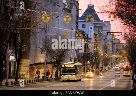 Sonnenuntergang und am Abend den Verkehr auf der Hauptstraße in der Innenstadt von Bukarest, Rumänien, 2020 Stockfoto