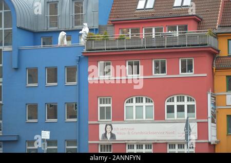 Renovierte Häuser in der Nähe des Hafens in Rostock Stockfoto